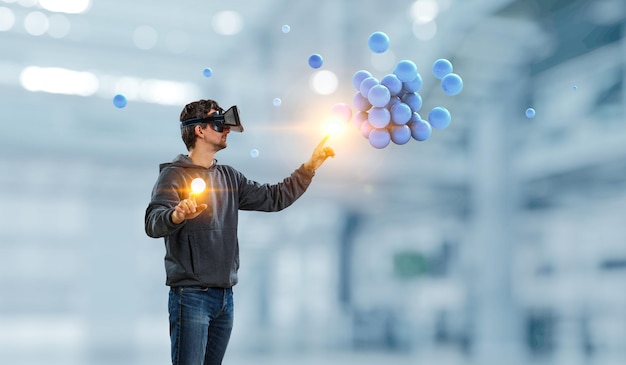 Esperienza di realtà virtuale. Tecnologie del futuro. Tecnica mista