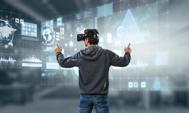 Esperienza di realtà virtuale. Tecnologie del futuro. Tecnica mista