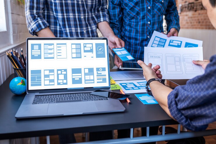 Esperienza utente Lavoro di squadra Progettisti di UX / UI mobili che lavorano in uno spazio di lavoro collaborativo.