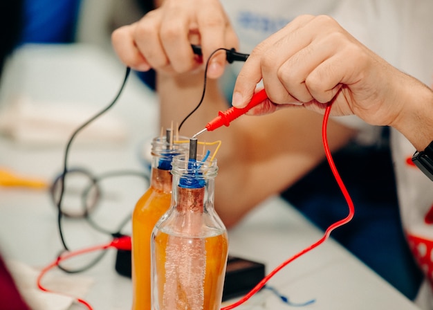 Esperimenti di elettricità con bottiglie e acqua