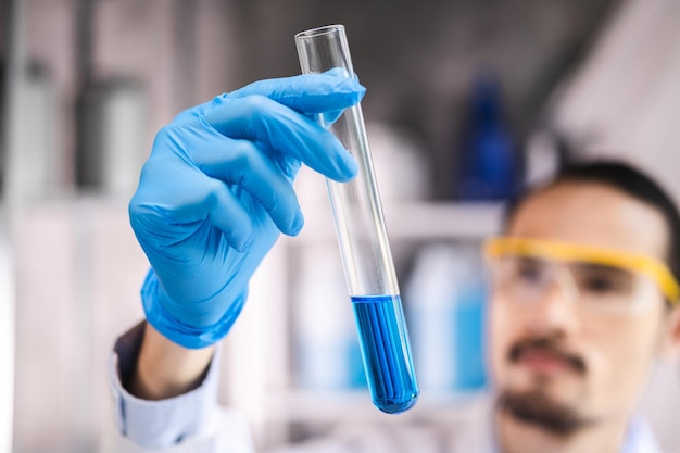 Esperimento di liquido chimico blu in apparecchiature di vetreria scientifica nella ricerca di chimica o biologia di laboratorio di medicina scientifica utilizzando un bicchiere di provetta o becher e pallone