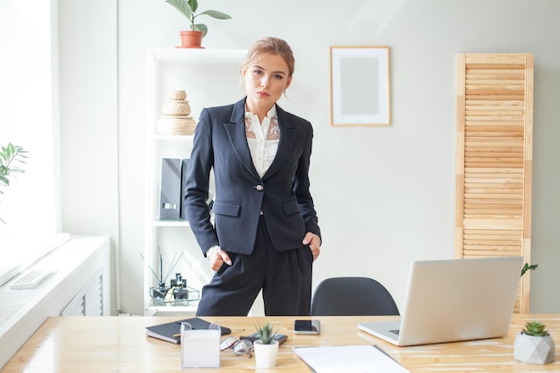 Esperta d'affari sicura, attrattiva donna di affari in abiti neri eleganti.