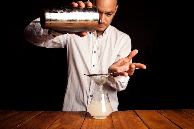 Esperto barista che prepara un delizioso cocktail