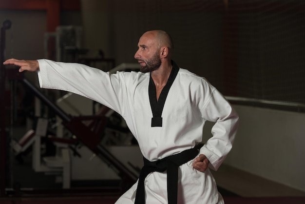 Esperto di karate cintura nera con posizione di combattimento