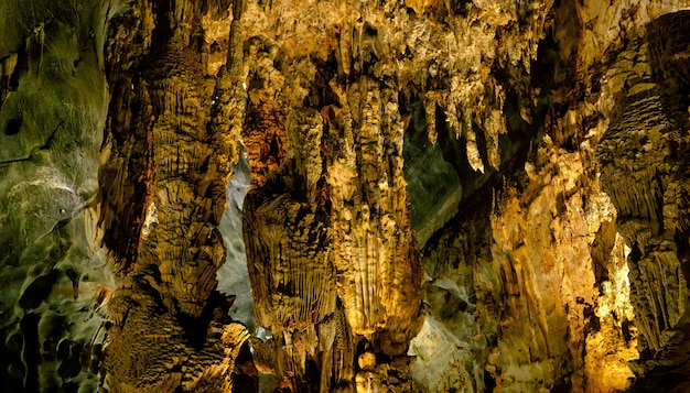 Esplora la grotta del Paradiso in Vietnam