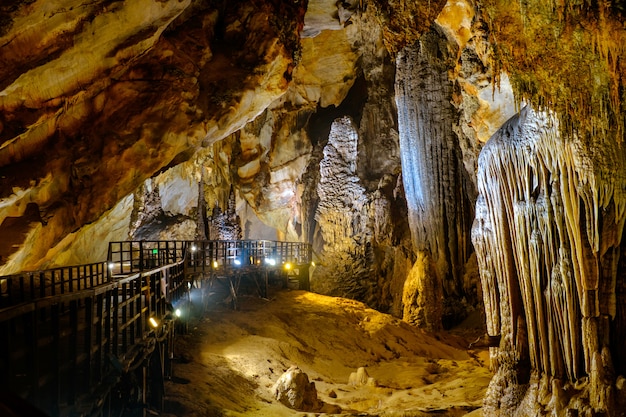 Esplora la grotta del Paradiso in Vietnam