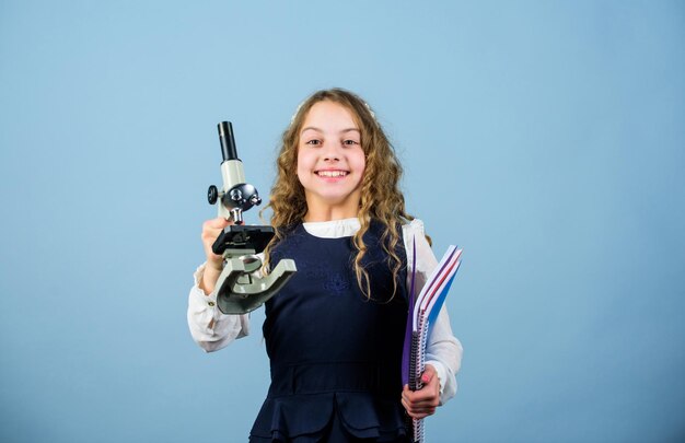 Esplorare l'ambiente. Chimica e biologia. Laboratorio scolastico. Analisi chimica. Liquidi chimici di studio della scuola della ragazza. Lezione di chimica scolastica. concetto di educazione. Organismo geneticamente modificato.