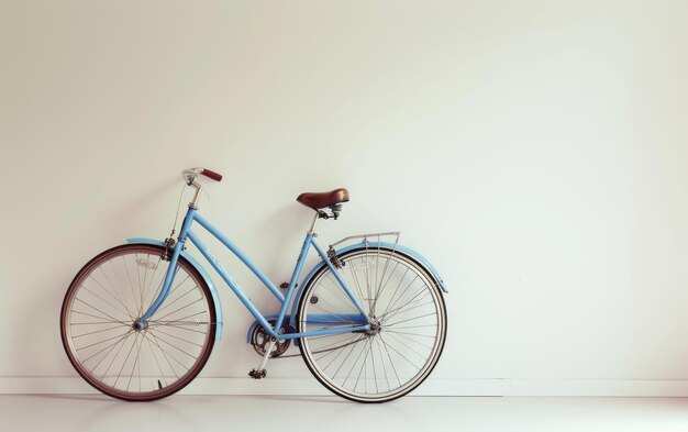 Esplorare l'esperienza della bicicletta blu su uno sfondo bianco