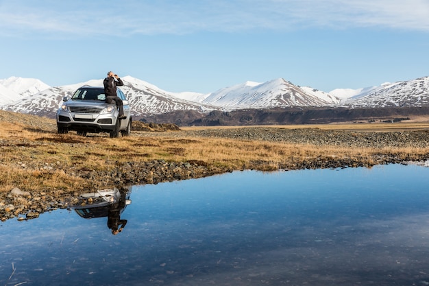 Esploratore uomo in Islanda seduto sull&#39;automobile