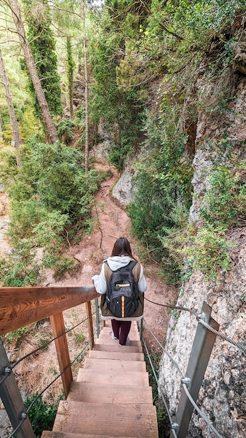 Esplorazione della natura Giovane donna Trekking attraverso le gole di Beceite in una giornata perfetta a Teruel Aragona