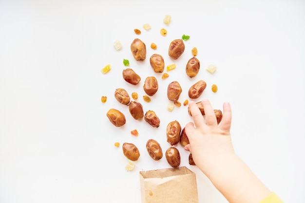 Esplosione di frutta secca data da un sacchetto di carta Concetto creativo di snack sani per bambini