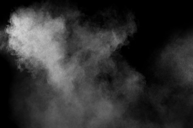 Esplosione di polvere bianca astratta su sfondo nero