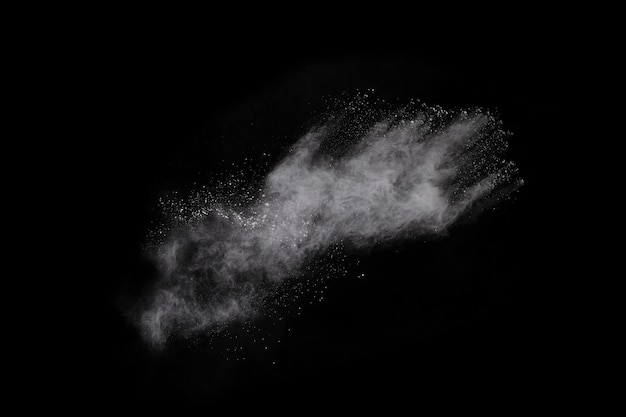 Esplosione di polvere bianca su sfondo nero. Nuvola colorata La polvere colorata esplode.