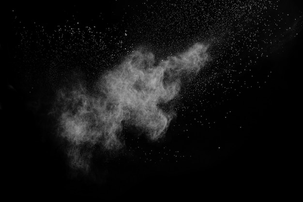 Esplosione di polvere bianca su sfondo nero. Nuvola colorata La polvere colorata esplode.