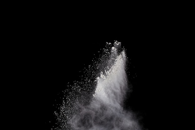 Esplosione di polvere bianca su sfondo nero.