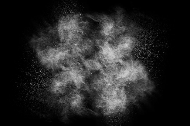 Esplosione di polvere bianca su sfondo nero
