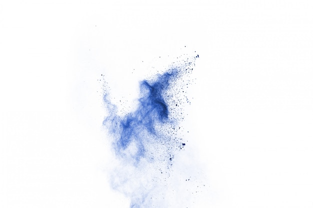 Esplosione di polvere blu su sfondo bianco. Nuvola colorata La polvere colorata esplode. Dipingi Holi.