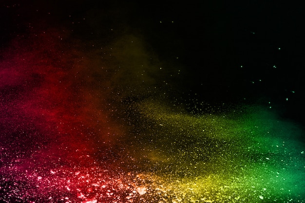 esplosione di polvere colorata astratta su sfondo nero.