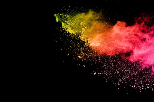 esplosione di polvere colorata astratta su sfondo nero.