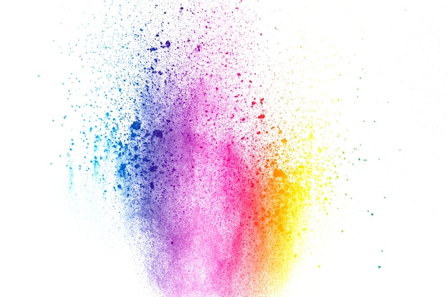 Esplosione di polvere di colore astratto su sfondo bianco.