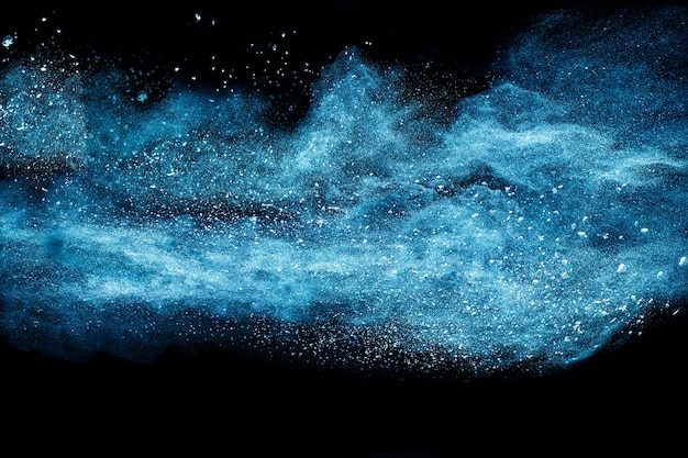esplosione di polvere di colore blu su sfondo nero.