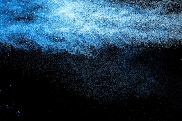 esplosione di polvere di colore blu su sfondo nero.