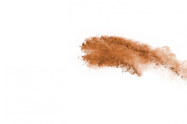 Esplosione di polvere di colore marrone su sfondo bianco. Nuvola colorata La polvere colorata esplode.