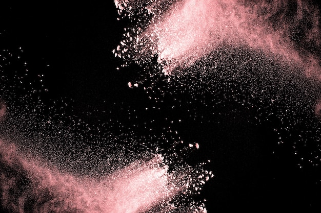 esplosione di polvere di colore rosa su sfondo nero.