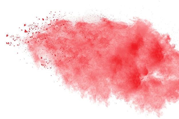 Esplosione di polvere di colore rosso su sfondo bianco