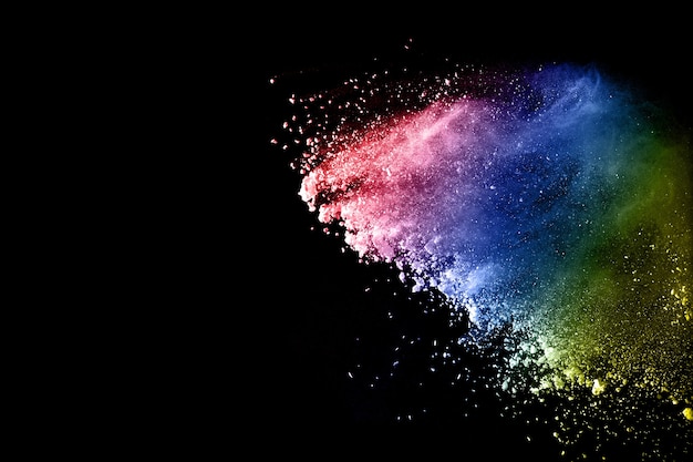 Esplosione di polvere di multi colore su sfondo nero.