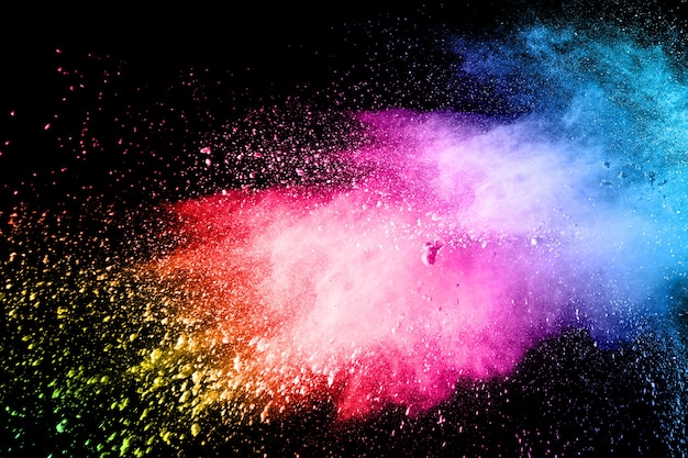 Esplosione di polvere di multi colore su sfondo nero