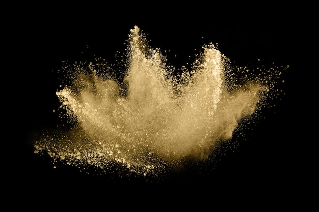 Esplosione di polvere dorata su sfondo nero.
