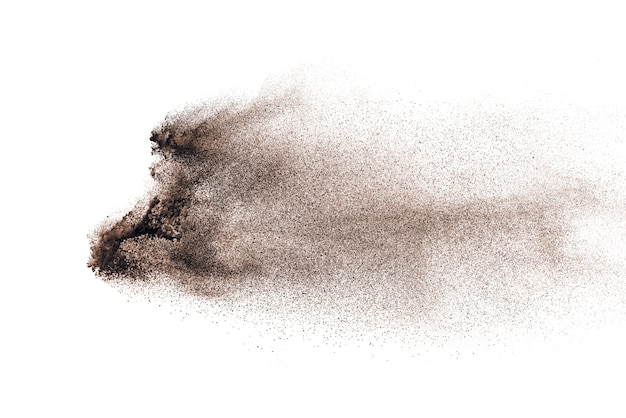 Esplosione di polvere marrone isolata su sfondo bianco.