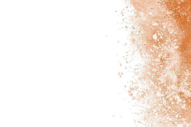 Esplosione di polvere marrone isolato su sfondo bianco