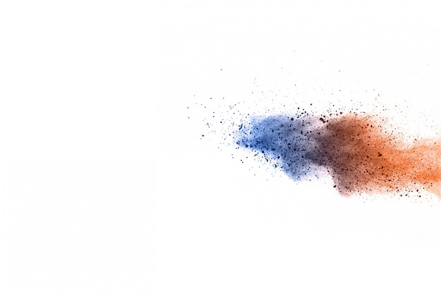 Esplosione di polvere multicolore su sfondo bianco.