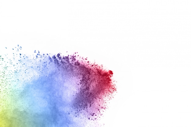 Esplosione di polvere multicolore su sfondo bianco.
