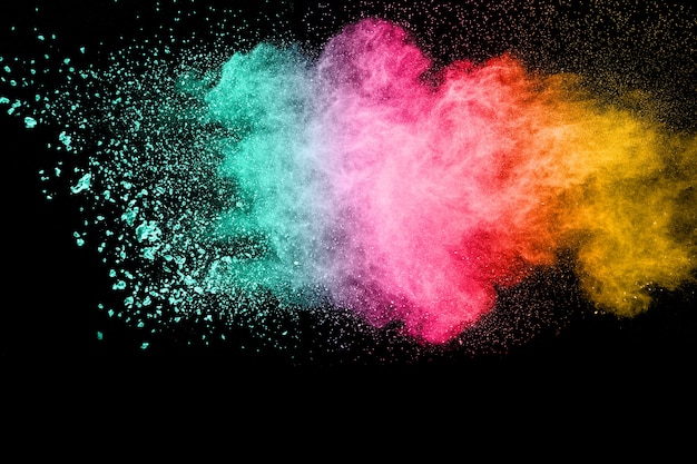 Esplosione di polvere multicolore su sfondo nero.