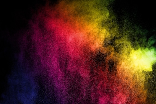 Esplosione di polvere multicolore su sfondo nero.