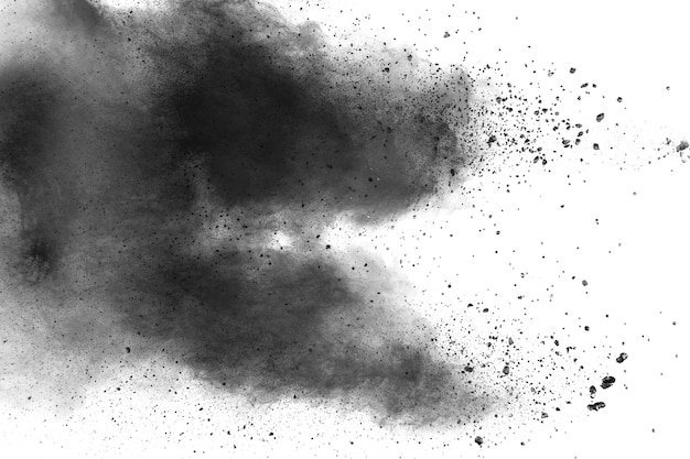 Esplosione di polvere nera. Le particelle di carbone splatter su sfondo bianco