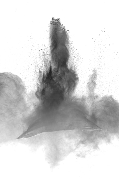 Esplosione di polvere nera su sfondo bianco. Spruzzi di particelle di polvere nera.