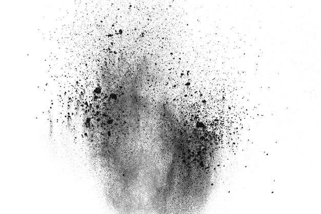 Esplosione di polvere nera su sfondo bianco.