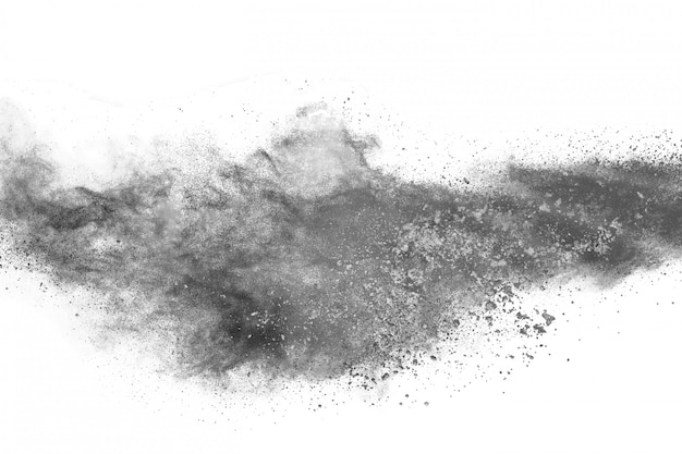 Esplosione di polvere nera su sfondo bianco.