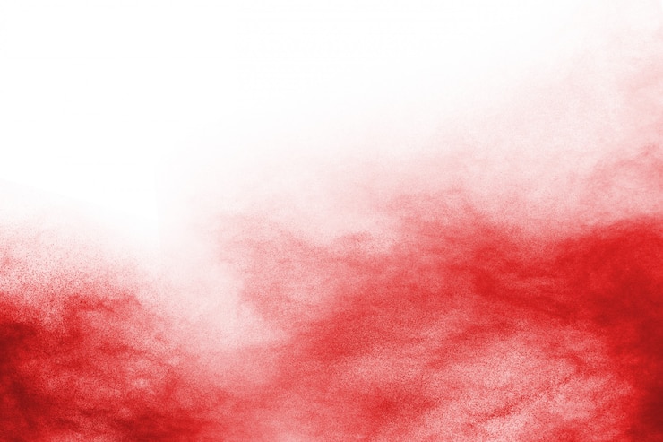 Foto esplosione di polvere rossa astratta su sfondo bianco.