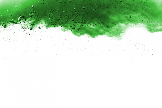 Esplosione di polvere verde su sfondo bianco.