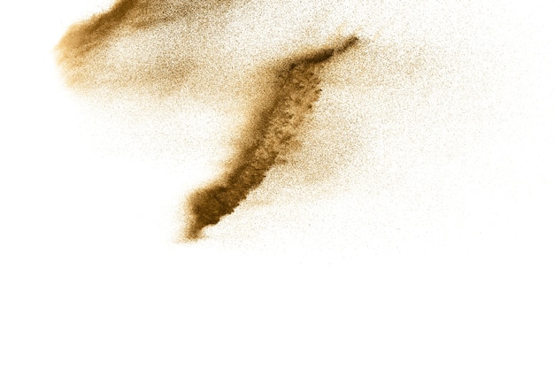 Esplosione di sabbia secca del fiume. Fondo bianco di agianst della spruzzata della sabbia colorato dorato.
