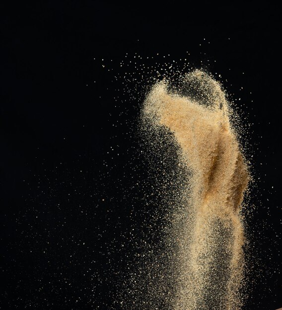 Esplosione di sabbia volante Ondata di sabbia dorata esplodere Nube di sabbia astratta volare sabbia di colore giallo