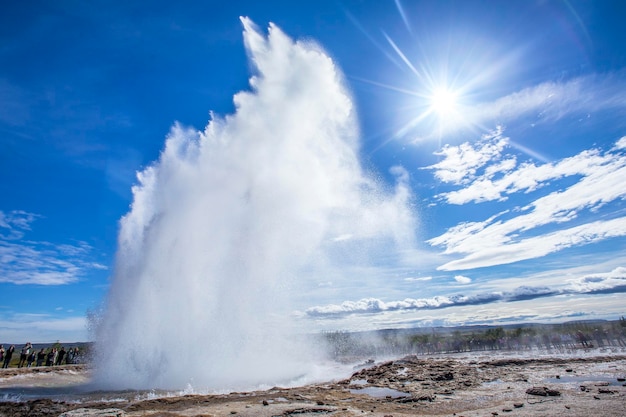 Esplosione nel Geysir Strokkur del cerchio d'oro del sud dell'Islanda