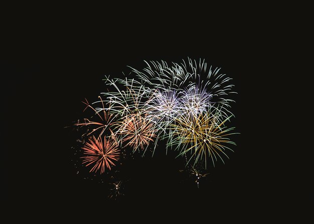 Esplosione variopinta dei fuochi d&#39;artificio nella celebrazione festiva