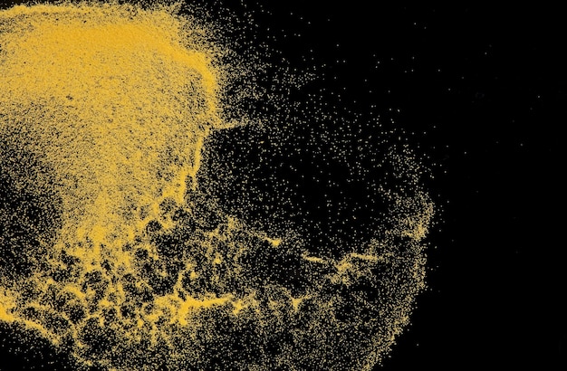 Esplosione volante di sabbia gialla di piccole dimensioni, esplosione di formaggio dorato, sabbia di grano, onda che esplode, nuvola astratta, spruzzi di sabbia di colore giallo, lancio in aria, sfondo nero, otturatore isolato ad alta velocità, lancio