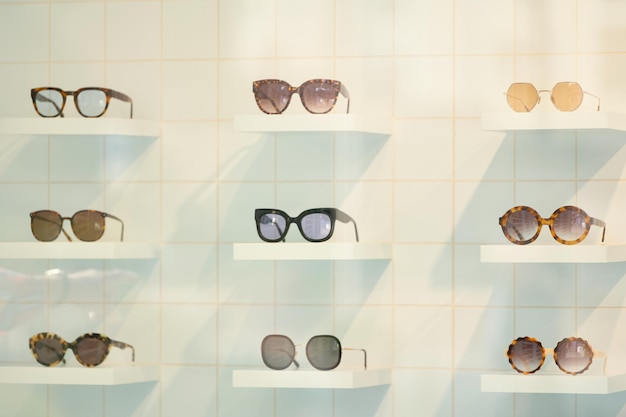 Espositore di occhiali composto da scaffali di occhiali alla moda esposti al negozio di ottica